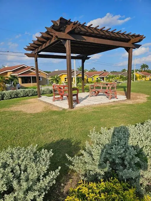 Апартаменты Home In St Ann Steer Town